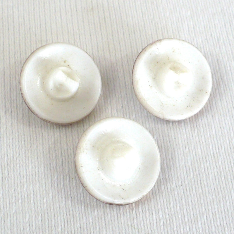 29L White & Gold Pinwheel Glass Buttons