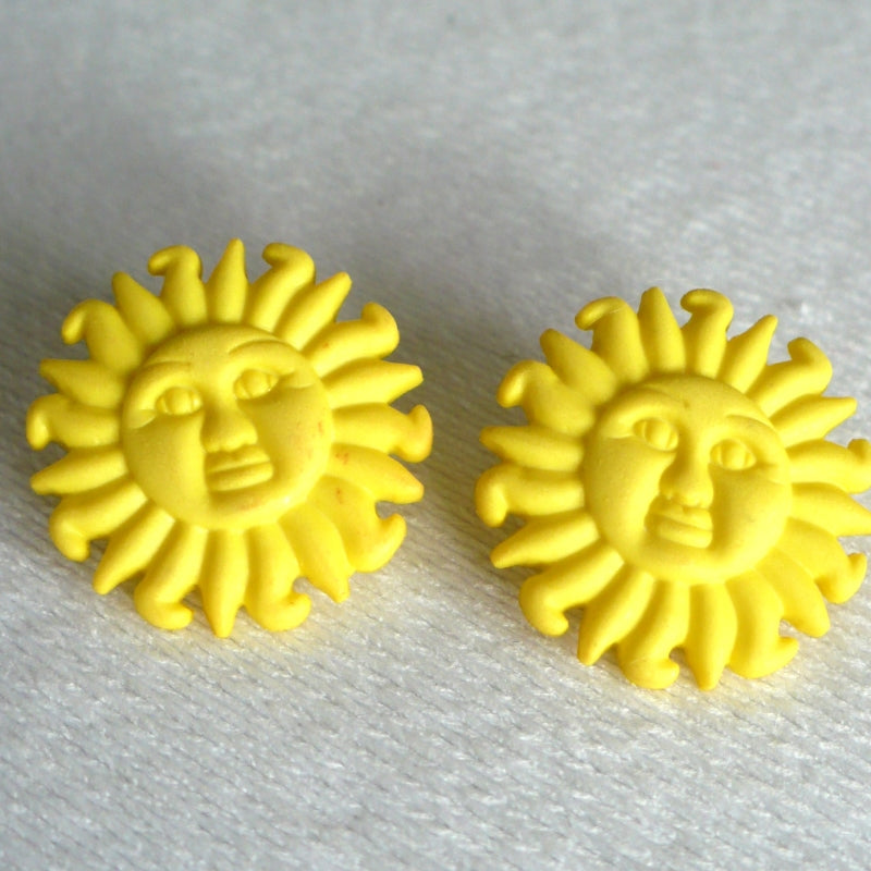 33L Yellow Sun Novelty Buttons