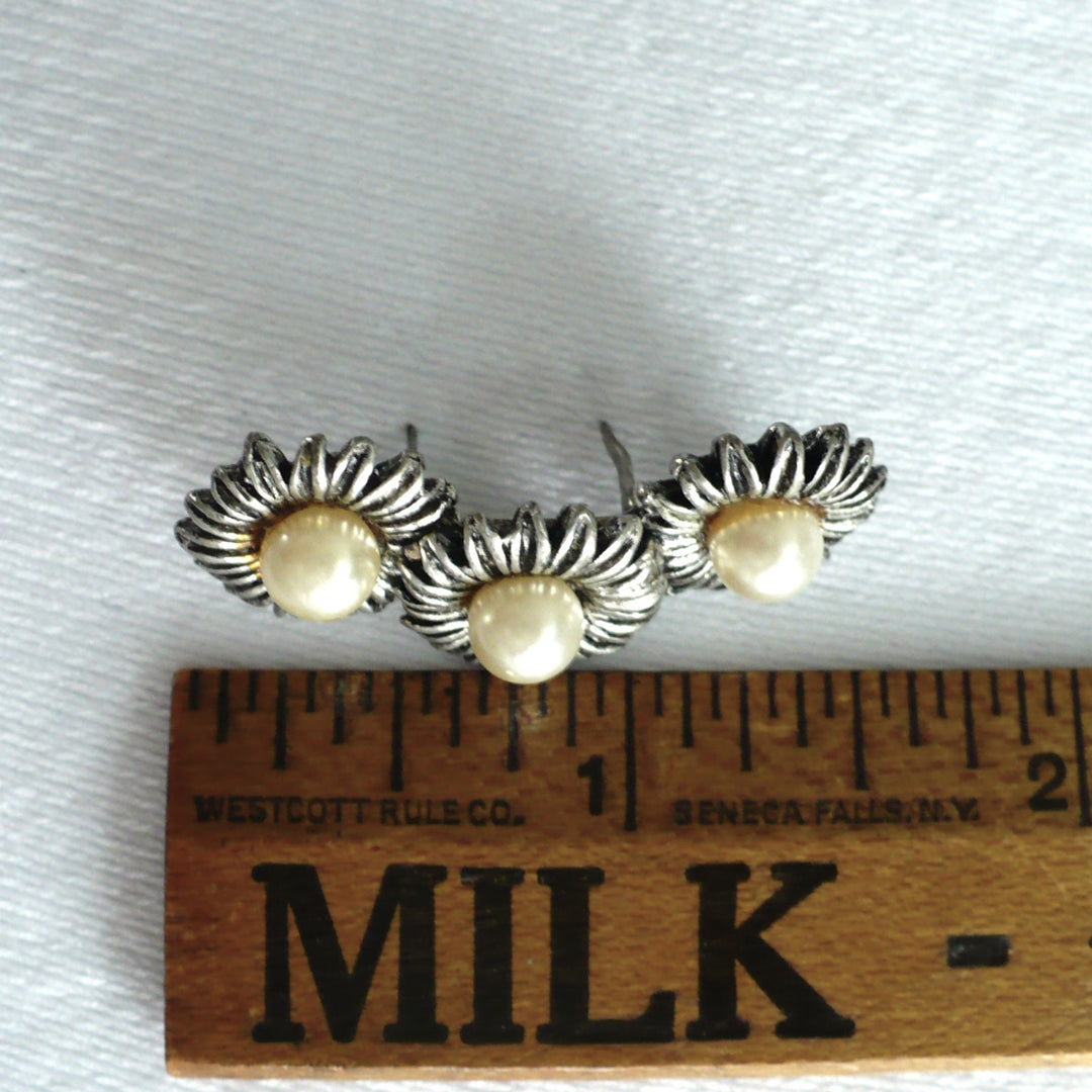 1930s Pearl Daisies Millinery Sewing Brad Bar Ornament