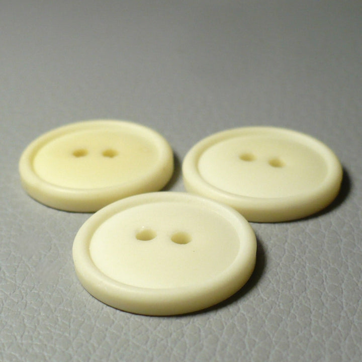 29L Vanilla White Casein Two Hole Buttons