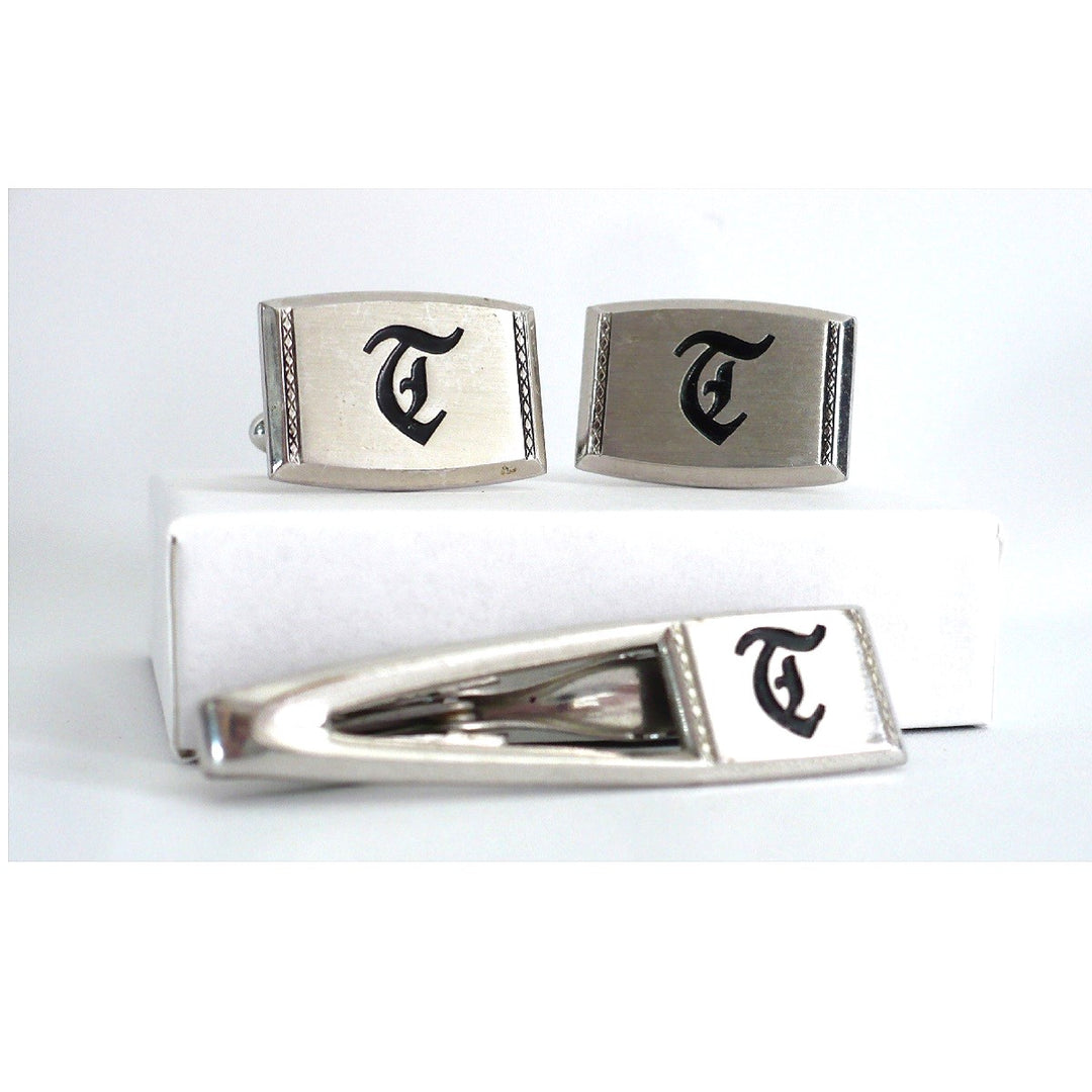 Cufflinks tie clip set.