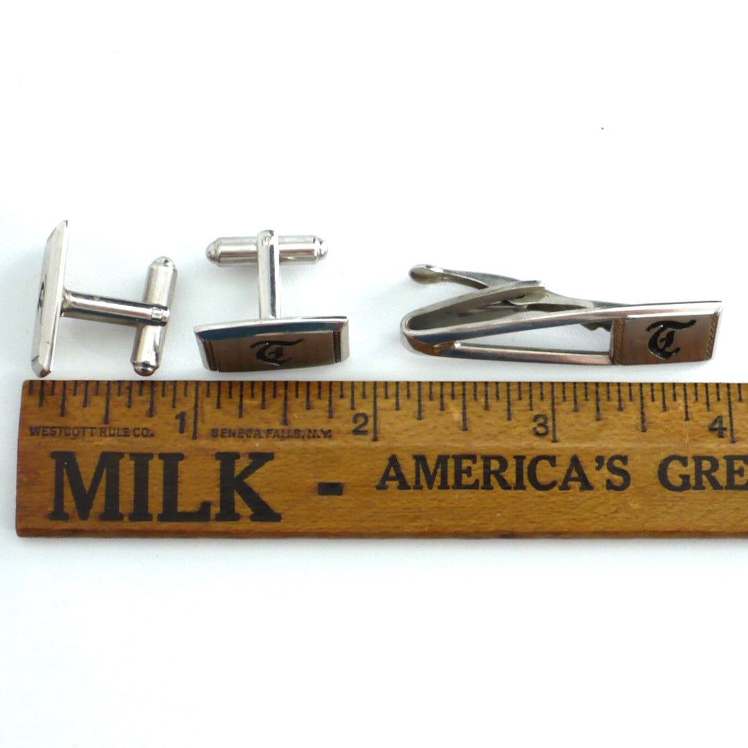 Cufflinks tie clip set.