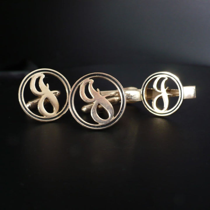 Cufflinks tie clip set.