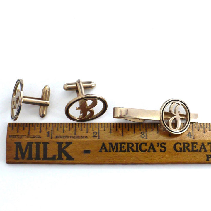 Cufflinks tie clip set.